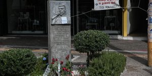 Μνημείο Παύλου Φύσσα γεμάτο λουλούδια
