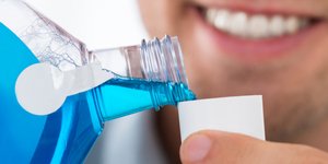 μπλε υγρο σε καπακι 