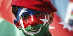 Παιδί βαμμένο στα χρώματα της αζέρικης σημαίας διαδηλώνει υπέρ του Αζερμπαϊτζάν για το Ναγκόρνο Καραμπάχ στην Τουρκία