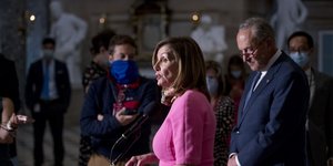 Η Νάνσι Πελόζι με ροζ ταγέρ