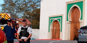 Αστυνομικοί και άνδρες της πυροσβεστικής έξω από τζαμί στη Γαλλία