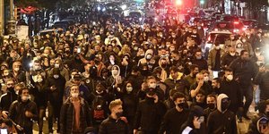 Κόσμος διαδηλώνει κατά των νέων μέτρων για τον κορωνοϊό