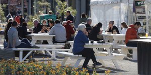 Πολίτες σε παγκάκια στη Νέα Ζηλανδία