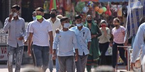 νεαροι ινδοι με μασκες 