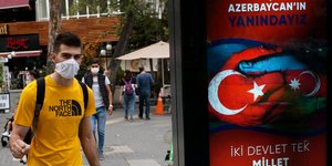 Νεαρός με μάσκα για τον κορωνοϊό στην Άγκυρα της Τουρκίας