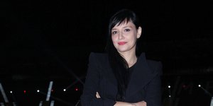 Η Αθηναΐς Νέγκα με λευκή φούστα