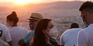 Νέοι με μάσκες στο Λυκαβηττό