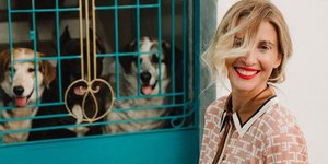 Η Νίκη Κάρτσωνα με κόκκινο κραγιόν