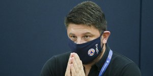 Ο υφυπουργός Πολιτικής Προστασίας Νίκος Χαρδαλιάς με τα χέρια σε θέση προσευχής