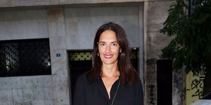 Η Νόνη Δούνια με μαύρη μπλούζα και λευκό παντελόνι