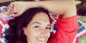Νόνη Δούνια με κόκκινο πουκάμισο