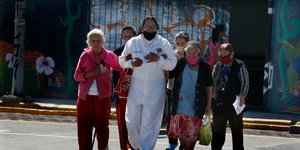 Νοσηλεύτρια συνοδεύει ηλικιωμένες στο Μεξικό