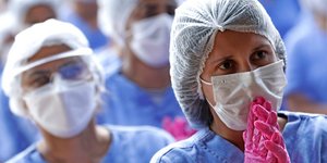 Νοσοκόμα στην Βραζιλία προσεύχεται 