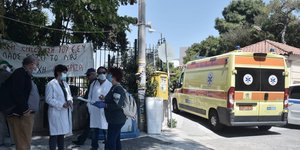 Γιατροί και νοσηλευτές έξω από νοσοκομείο του ΕΣΥ