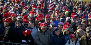 ο ενας πανω στον αλλο 