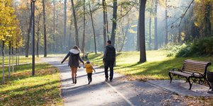 Οικογένεια περπατάει σε πάρκο