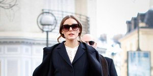 H Ολίβια Παλέρμο με μαύρο παλτό