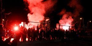 Οπαδοί της ΑΕΚ άναψαν καπνογόνα έξω από το ΟΑΚΑ