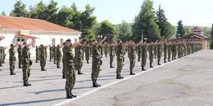 Νεοσύλλεκτοι οπλίτες ορκίζονται στον ελληνικό στρατό