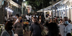 Ορθιοι και καθιστοί με μάσκες