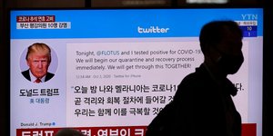 Οθόνη δείχνει τον Ντόναλντ Τραμπ και μια ανάρτησή του στον λογαριασμό του στο Twitter