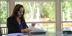 Η Κυβερνήτρια του Μίσιγκαν, Γκρέτσεν Ουίτμερ, υπογράφει χαρτιά