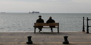 Ηλικιωμένοι σε παγκάκι στην παραλία Θεσσαλονίκης μετά την επιβολή νέων μέτρων για τον κορωνοϊό