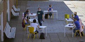 τραπεζια σε αποσταση