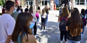 παιδια στο σχολειο με μασκες 