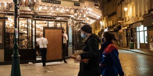 Ερημοι οι δρόμοι του Παρισιού το Σαββατόβραδο