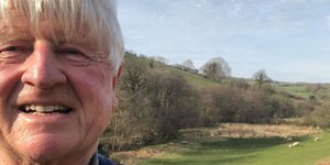 Ο πατέρας του Μπόρις Τζόνσον, Στάνλεϊ με φόντο ένα λιβάδι