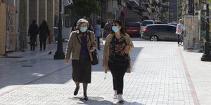 Ηλικιωμένες με μάσκα σε πεζόδρομο της Πάτρας