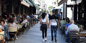 Καφέ σε πεζόδρομο της Πάτρας