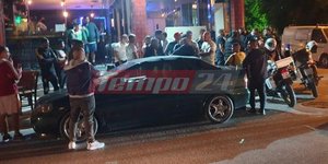 Συνωστισμένος κόσμος έξω από το επίμαχο μπαρ