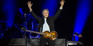 Paul McCartney χερια ψηλα