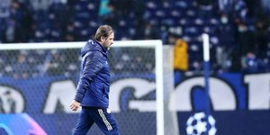 Ο Πέδρο Μαρτίνς βγαίνει από τον αγωνιστικό χώρο του γηπέδου της Πόρτο
