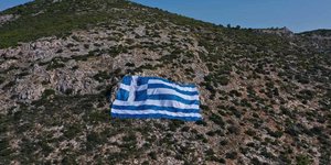 H σημαία στον Υμηττό