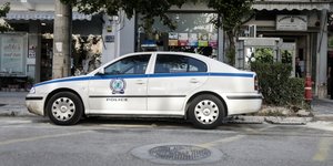 περιπολικο στο πεζοδρομιο