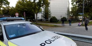 Περιπολικό έξω από συναγωγή