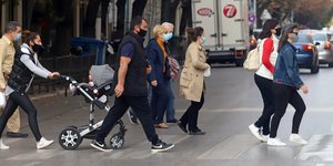 περνουν τον δρομο διαβαση
