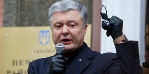 ο Πέτρο Ποροσένκο κρατά μικρόφωνο και μιλά