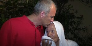 Η 75χρονη Σοφί Πετρονέν αγκαλιά με τον γιο της