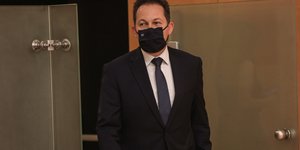Ο Στέλιος Πέτσας με μάσκα