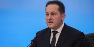 Στέλιος Πέτσας μικροφωνο πλαι