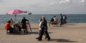 Πεζοί στην παραλία Θεσσαλονίκης