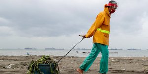 Γυναίκα κουβαλά τα αντικείμενά στις Φιλιππίνες