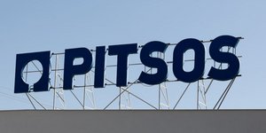 Το λογότυπο της Pitsos στο εργοστάσιο της εταιρείας στην Αττική