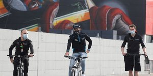 Ποδηλάτες με μάσκες για τον κορωνοϊός στη Βρετανία