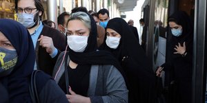 Πολίτες στο Ιράν με μάσκες προστασίας από τη διάδοση του κορωνοϊού