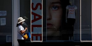 Πολίτης με μάσκα σε δρόμο της Λευκωσίας στην Κύπρο